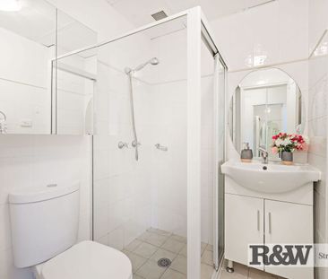 1 Bedroom unit with spacious Courtyard! - Photo 5