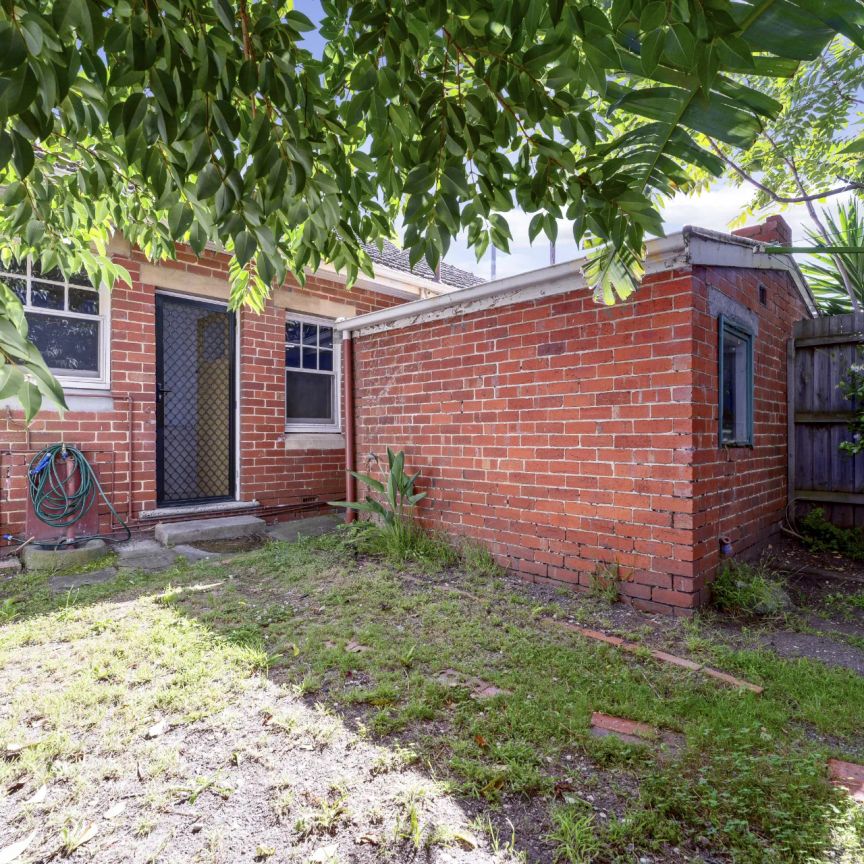Period Home with rear courtyard! - Photo 1