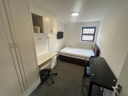 3 bedroom flat to rent - Photo 4