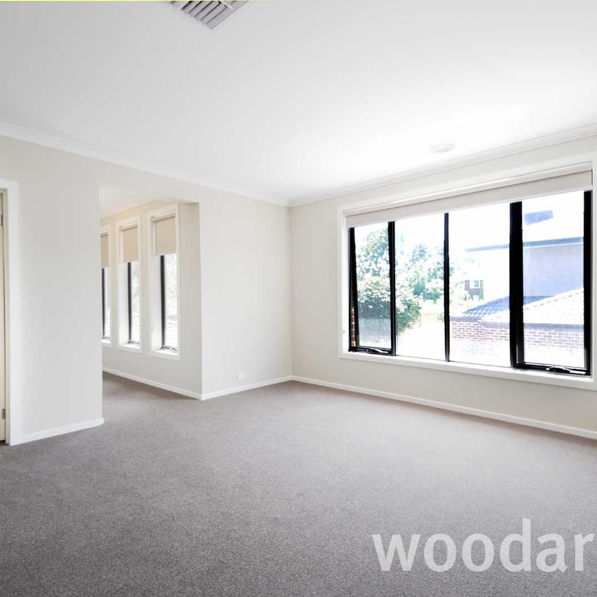 IMPRESSIVE TOWNHOUSE IN MOUNT WAVERLEY SCHOOL ZONE - Photo 1