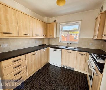 2 bedroom Flat To Let - Photo 3