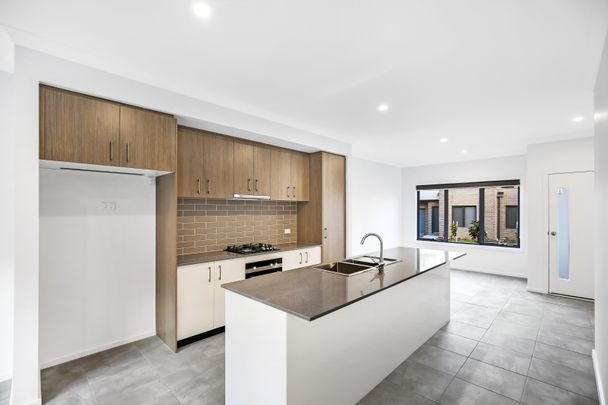 6 Cumin Way, Cranbourne East VIC 3977 - Townhouse For Rent | Domain - Photo 1