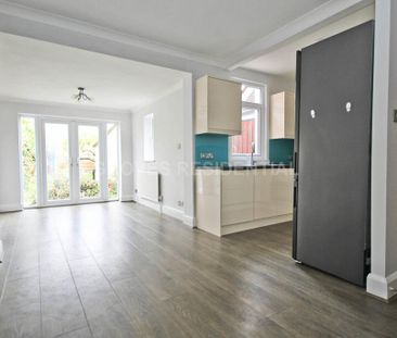 4 bedroom semi-detached house to rent - Photo 3