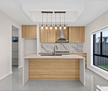 Like New Stunning Family Home! - Photo 2