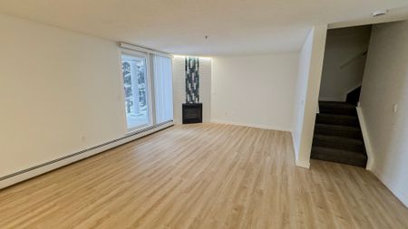 Stunning Fully Renovated Home With Walk In Shower & Soaker Tub In Millrise - Photo 2