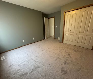 Spacious 3-Bed, 1-Bath Main with Fenced Yard! - Photo 4