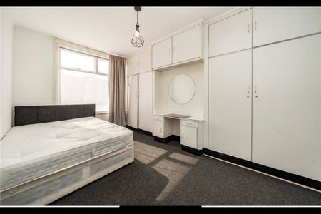4 Bed Terraced House, Ipswich Road, SW17 - Photo 3