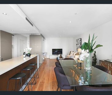 Spacious Contemporary Apartment with Panoramic City Views - Photo 1