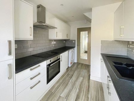 Ashwood Road, Englefield Green, Egham, Surrey, TW20 0SU - Photo 5