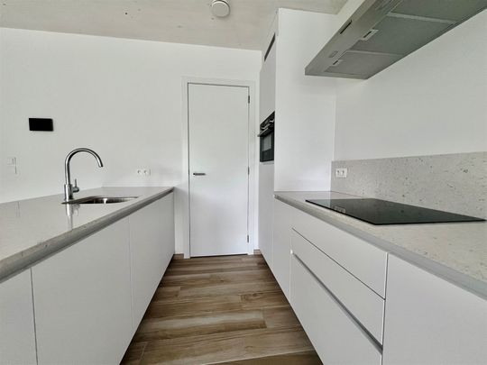 Gelijkvloers nieuwbouw appartement met 2 slaapkamers, terras en autostaanplaats - Photo 1