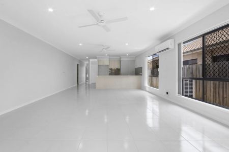 Modern living townhouse with close proximity to schools and public transport - Photo 3