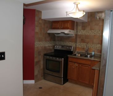 For Lease - 147 Jordanray Boulevard, Newmarket, Ontario - Photo 1