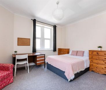 4 bedroom end of terrace house to rent - Photo 5