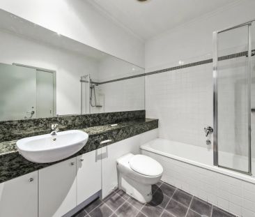 Top Floor Penthouse-Style Apartment in a Prime Location - Photo 6