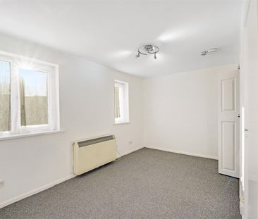 Studio To Let - Photo 2