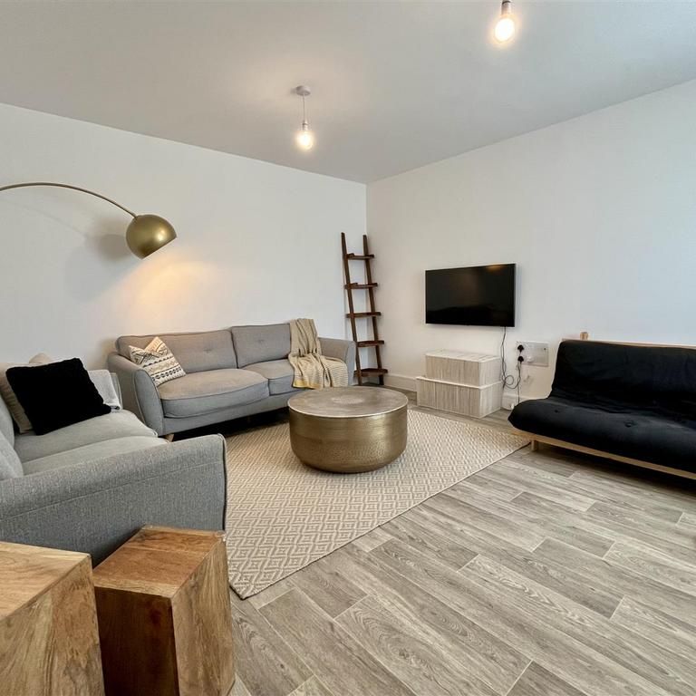 4 bedroom detached house to rent - Photo 1