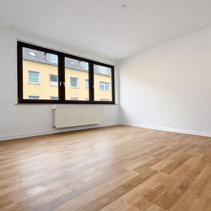 FRISCH RENOVIERTE 4-ZIMMERWOHNUNG MIT BALKON IN KREFELD ZU MIETEN! - Photo 1
