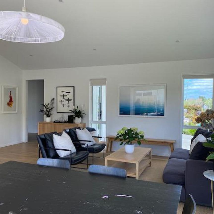 Contemporary family home - Photo 1