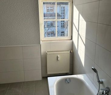 Individuelle und geräumige Dachwohnung! Tageslichtbad mit Wanne und... - Foto 1
