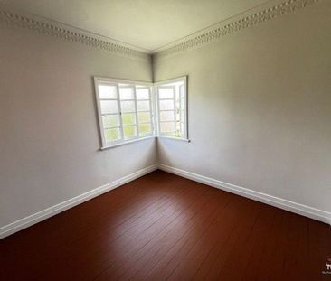 Spacious family living in an unbeatable location - Photo 2