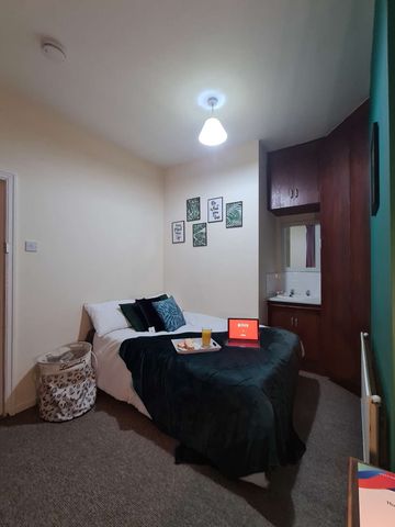 Large Room, Great Location - Photo 3