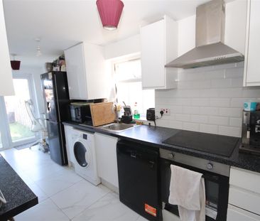 1 bedroom Flat to let - Photo 6