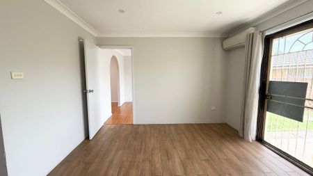 Comfort, Space & Convenience - Perfect Family Home in St Johns Park! - Photo 4