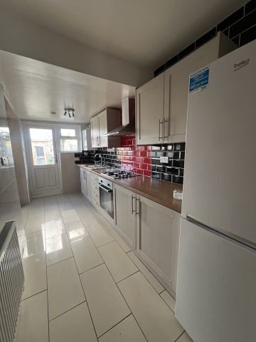 3 Bed Semi-Detached House, Tallants Road, CV6 - Photo 3