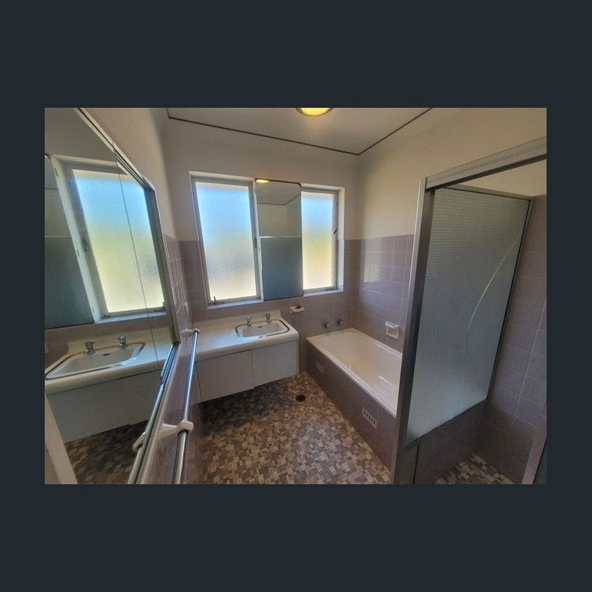 Acreage family home in Kenthurst - Photo 1