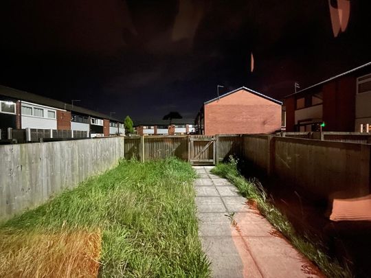 Room in a Shared House, Maple Close, M6 - Photo 1