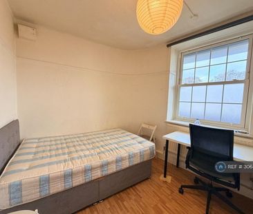 1 bedroom in a flat share to rent - Photo 2