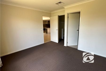 WELL-PRESENTED HOME IN OFFICER - Photo 3