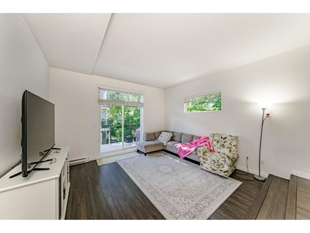 Beautifully Spacious Three Bedroom Plus Den Townhome in Desirable Guildford - Photo 2