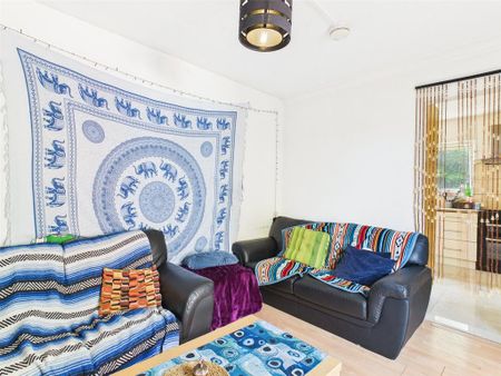 5 bedroom semi-detached house to rent - Photo 2