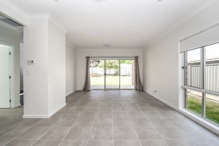 Spacious and Bright Family Home - Photo 4