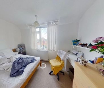 6 Bedroom Semi-Detached House - Photo 4