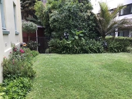 Retro in The Brooklyn - Photo 2