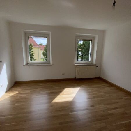Kein Warten. Kein Renovieren. Einfach wohnen! Modern sanierte 2-Zimmer-Wohnung mit Blick ins Grüne vereint naturnahes Wohnen mit optimaler Infrastruktur und verspricht einen stressfreien Einzug! - Photo 1