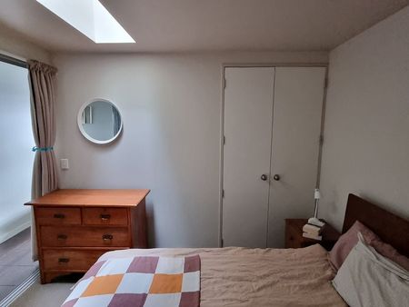 Chic north facing 2BR Apt with stunning views - Photo 2