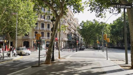 Spacious 4-bedroom apartment for rent in L'Esquerra de l'Eixample - Photo 3