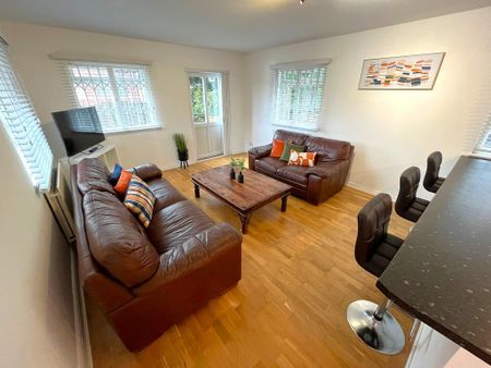 4 bedroom flat to rent - Photo 2