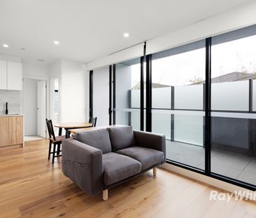 Chic One-Bedroom Plus Study Apartment in the Heart of Carnegie! - Photo 2