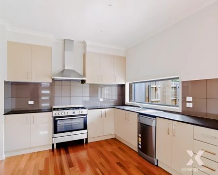 4 Bed, 3 Bath - Photo 4