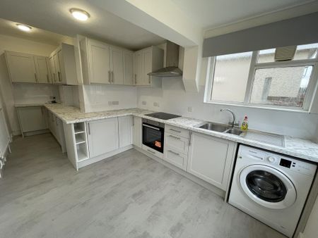 2 bedroom semi-detached bungalow to rent - Photo 3