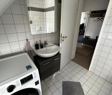 Sonnige Dachgeschosswohnung im villenartigen Wohnhaus - Photo 5