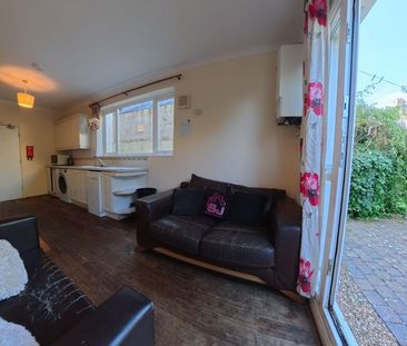 6 bedroom house to rent - Photo 1