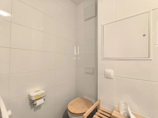 3-Zimmer-Dachgeschosswohnung mit 2 Balkonen, Wintergarten-Loggia & Weitblick - U2 Hardeggasse fußläufig - Klimaanlage & Küche - Foto 1