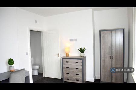 1 bedroom in a house share to rent - Photo 2