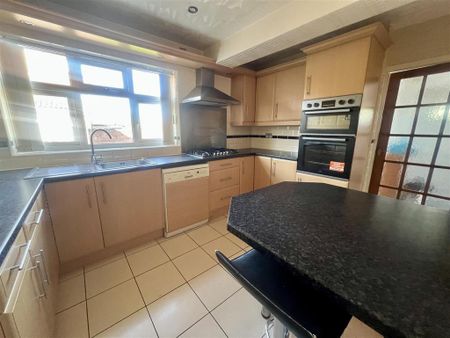 4 bedroom semi-detached house to rent - Photo 4