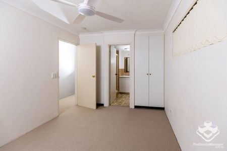 Prime Main Beach Apartment with New Carpet and Freshly Painted Ceiling for Rent - Photo 5